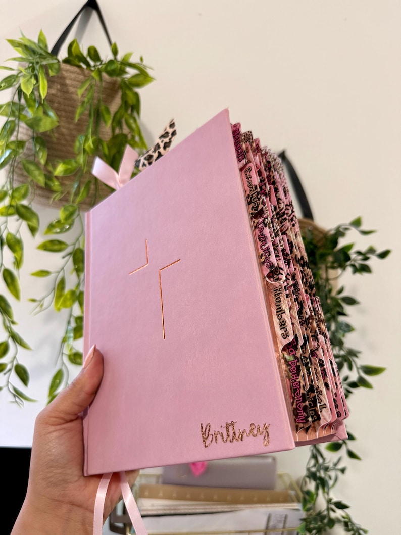 Pink NIV Jesus Bible, Cheetah Tabs, Personalized Gift imagem 8