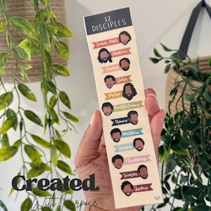 K&ouml;nnte beinhalten: Ein Lesezeichen mit Illustrationen der 12 J&uuml;nger und ihren Namen. Das Lesezeichen hat einen cremefarbenen Hintergrund mit bunten Bannern und dem Text "Created With Purpose" und "Ephesians 2:10".