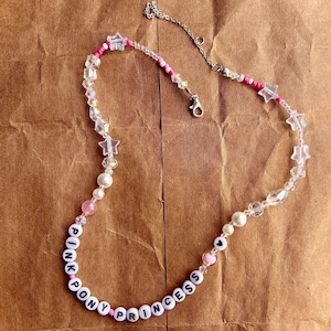 Collar de cuentas con letras de Pink Pony Club / Princesa del Medio Oeste, inspirado en Chappell Roan. ¡Un regalo ideal para una amiga o para ti!