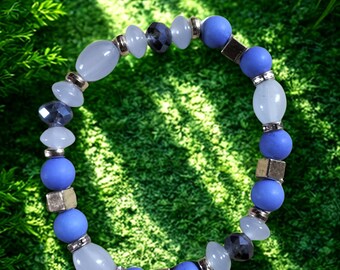 Pulsera elástica de cuentas azules y plateadas - Estilo boho chic hecho a mano