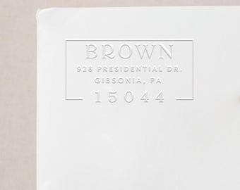 Puede incluir: Etiqueta de devolución de dirección en relieve blanca con el texto "BROWN", "928 PRESIDENTIAL DR.", "GIBSONIA, PA" y "15044".
