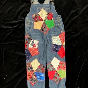 Salopette en denim upcyclé pour femme S/M et refaite avec du tissu recyclé de Noël Sets de table Durable One-of-a-Kind