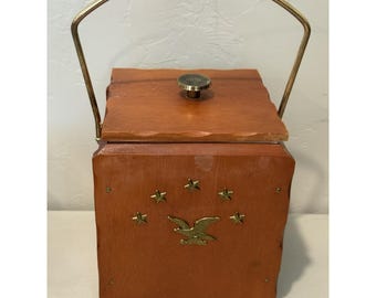 Secchiello per il ghiaccio vintage in legno con coperchio, manico in legno e metallo, aquila, stelle e dettagli dorati.