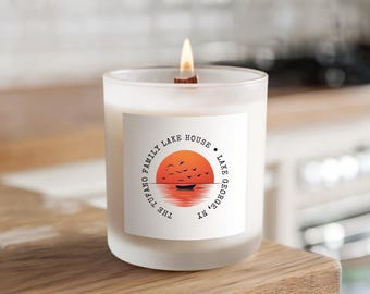 Vela de vidrio esmerilado personalizada de la casa del lago para la familia, 325 ml, decoración acogedora para el hogar, regalo relajante para un nuevo hogar o cabaña.