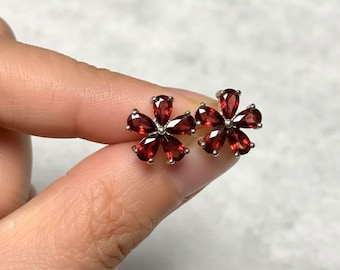 Granat Blumen Ohrstecker 925 Sterling Silber - Roter Edelstein Blumen Ohrringe, Januar Birthstone, Geschenk für Sie