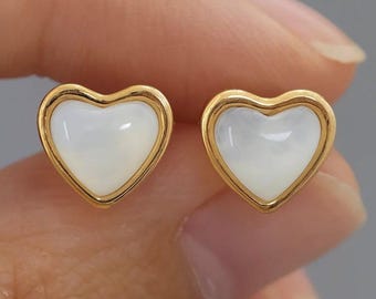 Kleine goldene Herz Ohrstecker - Minimalistische zierliche weiße Ohrstecker, niedlicher Herzschmuck für jeden Tag, Geschenk zum Jahrestag