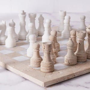 Jogo de Xadrez em Travertino e Mármore Branco – Tabuleiro de Pedra de Luxo de 38 cm, Decoração para Mesa de Centro