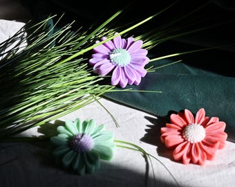 Handgjort prästkrageljus, blommig vaxinredning, vårgåva