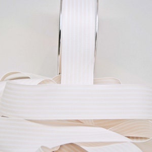 Cinta de grosgrain rayada -- 1.5 pulgadas -- Marfil Crema Blanco