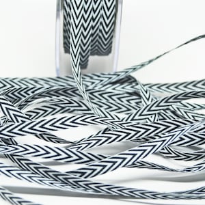 Gestreiftes Chevron Köperband -- 1/4 Zoll -- Schwarz Weiß