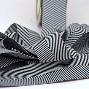 Gestreiftes Chevron Twill-Band -- 1 1/2 Zoll -- Schwarz Weiß 1,5 Zoll