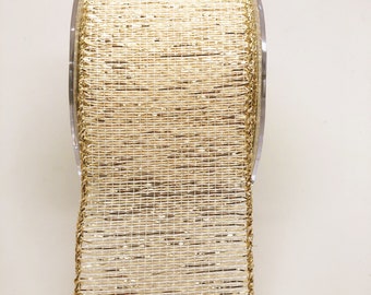 Puede incluir: Un rollo de cinta dorada y blanca con alambre. La cinta tiene un brillo metálico y es perfecta para manualidades y decoración.