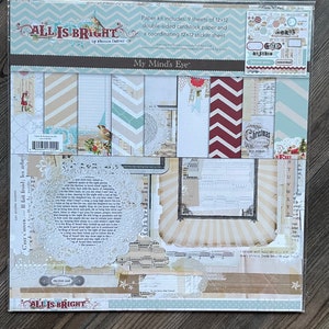 Pode incluir: Um kit de artesanato de papel com tema natalino. O kit inclui 9 folhas de papel cartão de dupla face de 12x12 polegadas e uma folha de adesivos coordenada de 12x12 polegadas. O kit é intitulado "All is Bright" por Rhonna Farrer e apresenta uma variedade de designs festivos, incluindo flocos de neve, estrelas e uma árvore de Natal.