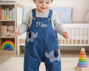 Gepersonaliseerde denim babytuinbroek – outfit met geborduurde naam