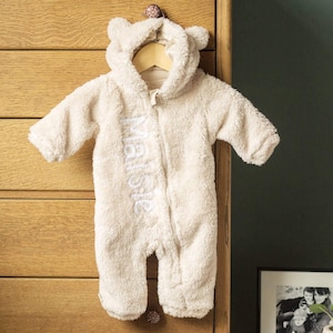 Combishort personnalisée pour bébé ours dans une boîte cadeau - Combi-pantalon à capuche avec nom personnalisé, combinaison d'hiver duveteuse, cadeau de naissance, grenouillère douillette