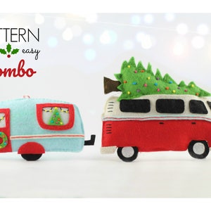 Peut inclure: Un patron de décoration de Noël en feutre pour un camping-car rouge avec un sapin de Noël sur le toit et une caravane bleue. Le patron est intitulé "PATTERN pdf easy Combo".