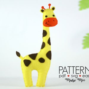 Könnte beinhalten: Ein Filz-Giraffe-Spielzeug mit braunen Flecken, einem gelben Körper und einem orangefarbenen Gesicht. Das Spielzeug steht auf einer weißen Oberfläche. Der Text "PATTERN pdf ♥ svg ♥ easy  ~Maisie Moo~" ist in der unteren rechten Ecke des Bildes sichtbar.