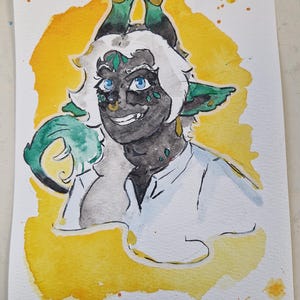 Peut inclure: Peinture à l'aquarelle d'un personnage fantastique avec une peau foncée, des yeux bleus et un anneau de nez doré. Le personnage a des cheveux blancs, des cornes vertes et des accents verts. Le fond présente un lavis jaune à l'aquarelle avec des éclaboussures orange.
