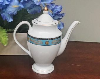 Cafetera Lorren Home Trends: 4 tazas, banda azul, remolinos dorados, diseño de greca