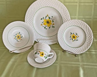 Johnson Brothers Jardiniere Yellow Dinner Plates: Blue Lemon Vase