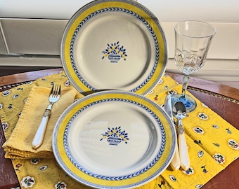 Johnson Brothers Jardiniere Yellow Dinner Plates: Blue Lemon Vase, England