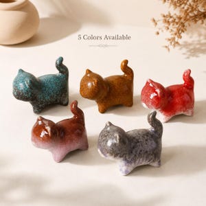 Set di piccole statuette di gatti in ceramica, decorazione per scrivania, mensola, casa, regalo unico fatto a mano per gli amanti dei gatti e per l'inaugurazione di una nuova casa.