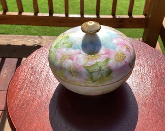 Jarrón antiguo de tocador de Limoges pintado a mano, firmado por A.T. McClure (c. 1895-1905).