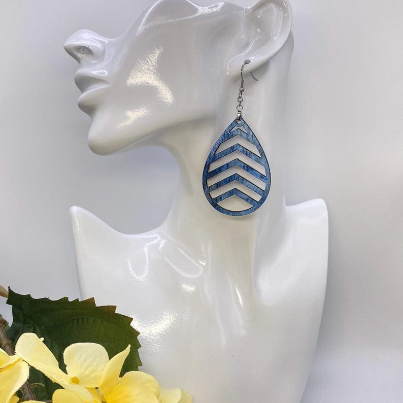 Hand Painted Tear Drop Cut Out Iridescent Denim Blue Dangle Pendant Earrings bild 2