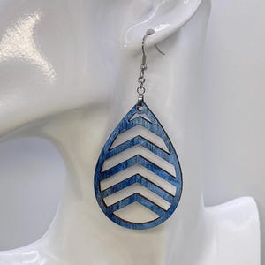 Hand Painted Tear Drop Cut Out Iridescent Denim Blue Dangle Pendant Earrings bild 4