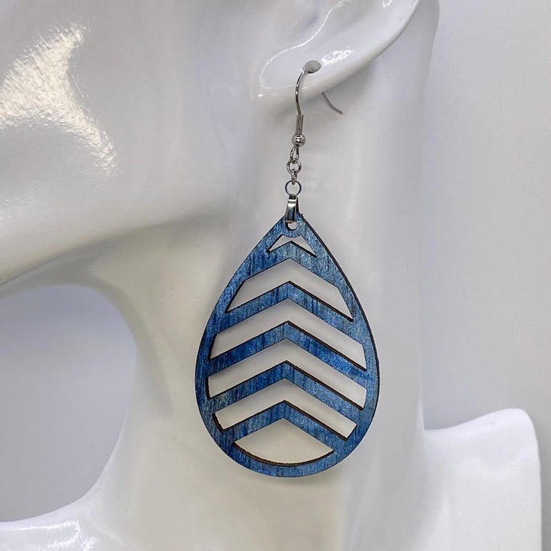 Hand Painted Tear Drop Cut Out Iridescent Denim Blue Dangle Pendant Earrings bild 4