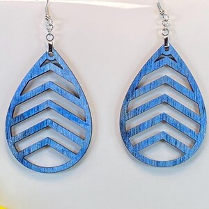 Hand Painted Tear Drop Cut Out Iridescent Denim Blue Dangle Pendant Earrings bild 3