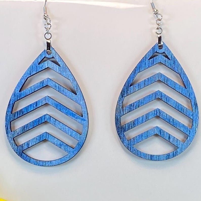 Hand Painted Tear Drop Cut Out Iridescent Denim Blue Dangle Pendant Earrings bild 3