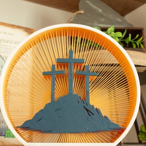 Three Crosses on a Hill – 3D Printed PLA Shelf Décor | String Art Style | Golden Rays | Inspired by Luke 23:33