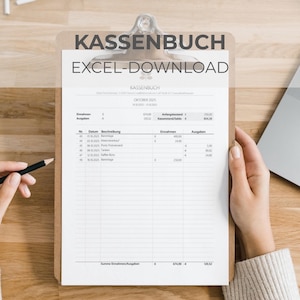 Könnte beinhalten: Ein Klemmbrett mit einem Finanzdokument, einem Bleistift und einem Laptop auf einer Holzoberfläche. Das Dokument trägt den Titel "KASSENBUCH EXCEL-DOWNLOAD". Das Dokument wird von den Händen einer Person gehalten.