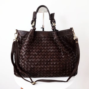 Bolso tote de piel italiana tejida en marrón oscuro, personalizable, Sift. Bolso de mano italiano tejido en marrón oscuro, bandolera de piel tejida a mano, Elow.