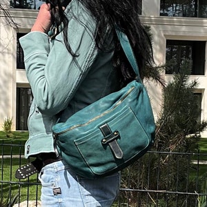 Gürteltasche aus italienischem Leder in petrolblau, Farben blau, Umhängetasche aus Leder mit Reißverschluss, Widder