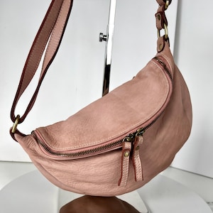 Rosa Gürteltasche aus weichem Leder, italienisches Leder, Crossbody Bag, Handytasche aus weichem Babyrosa, Leder mit Reißverschluss, Simon
