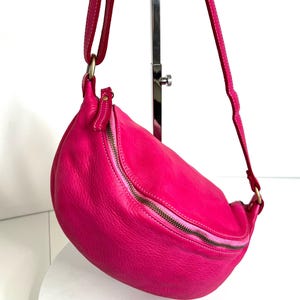 Italienische Gürteltasche aus weichem Leder, Fuchsia Leder, Crossbody Bag, Ledertasche mit Reißverschluss, Simon