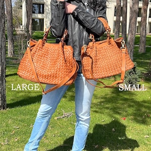 Pu&ograve; includere: Due borse a mano in pelle intrecciata di colore marrone, una etichettata "LARGE" e l'altra "SMALL".