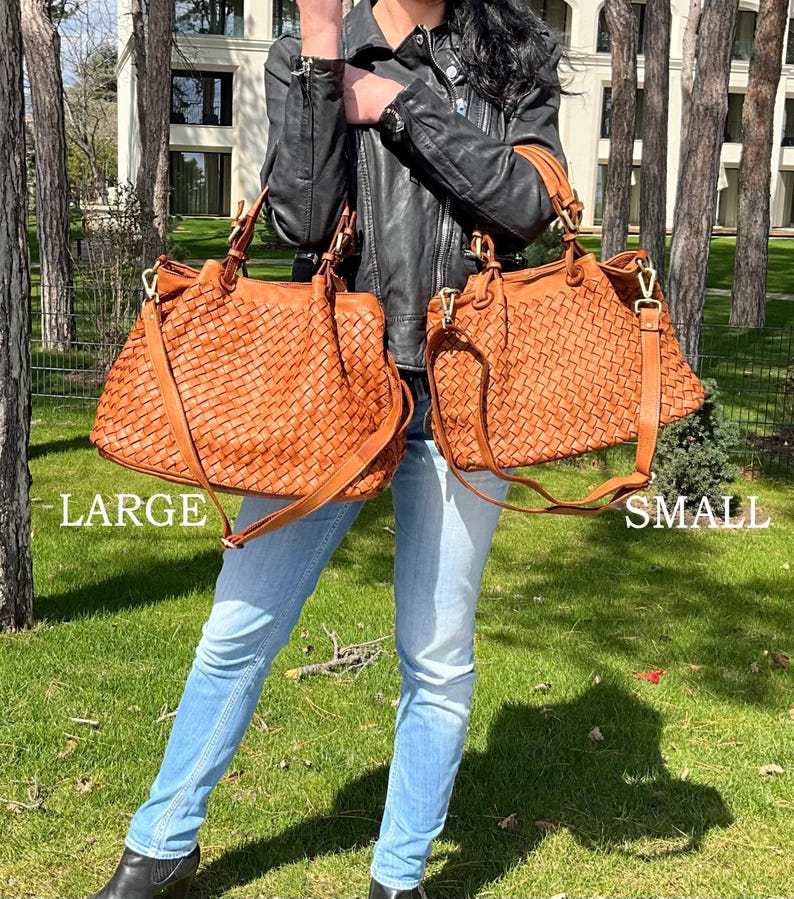 Pu&ograve; includere: Due borse a mano in pelle intrecciata di colore marrone, una etichettata "LARGE" e l'altra "SMALL".