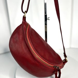 Kirschrot Italienische Weiche Leder Gürteltasche, Anpassbare, Italienische Leder Crossbody Bag, Kirschrot Handtasche, Ledertasche Reißverschluss, Simon