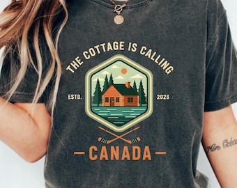 Maglietta "The Cottage Is Calling Canada", regalo per le vacanze in una casa sul lago canadese, maglietta grafica Cottagecore Cabin