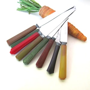 Bakelite dinner knives, 8 pieces with assorted, green, black, brown, red, butterscotch handles