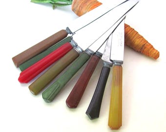 Bakelite dinner knives, 8 pieces with assorted, green, black, brown, red, butterscotch handles