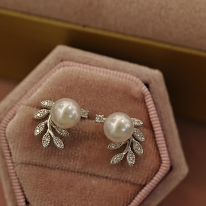 Eleganti orecchini a bottone con perle Akoya, motivo a foglia e dettagli in zirconia cubica per spose, nozze o come regalo per le amanti dei gioielli.
