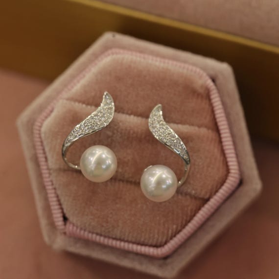Eleganti orecchini in argento con perle e zirconi AGT-E073PW-P