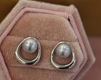 スターリングシルバーのアコヤ真珠スタッドピアス - 日本製天然真珠 