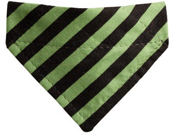 Bandana para gatos - "The Witchful Thinking" - Rayas de Halloween, Bandana estampada para gatos y perros pequeños / Tela de papel Rifle / Bandana para cubrir el cuello