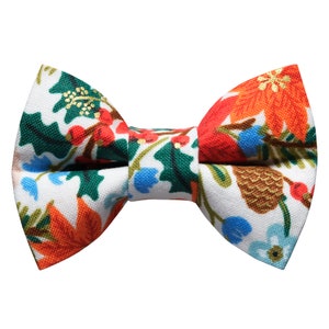 Pajarita para gato, &quot;The Spruced Up&quot;, Pajarita floral navideña para collar de gato, Navidad, Tela de papel rifle, Gato, Gatito + Pajarita para perro pequeño