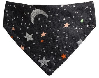 Bandana para gatos - "The Spaced Out" - Bandana con estampado espacial de Halloween para gatos y perros pequeños / Bandana para el cuello con estrellas y lunas de tela de papel Rifle